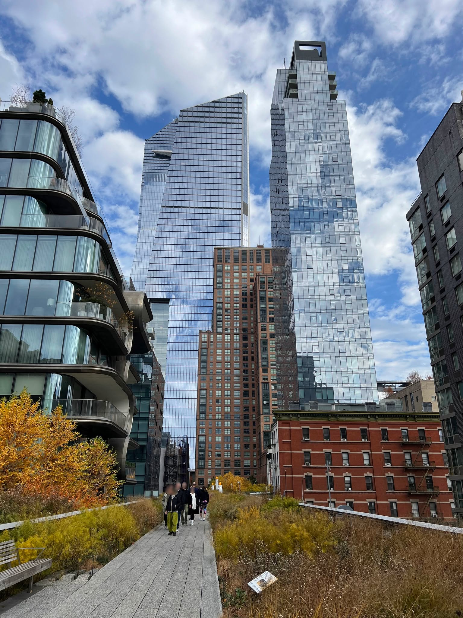 Die High Line in New York im Herbst, zwischen Grün und Hochhäusern