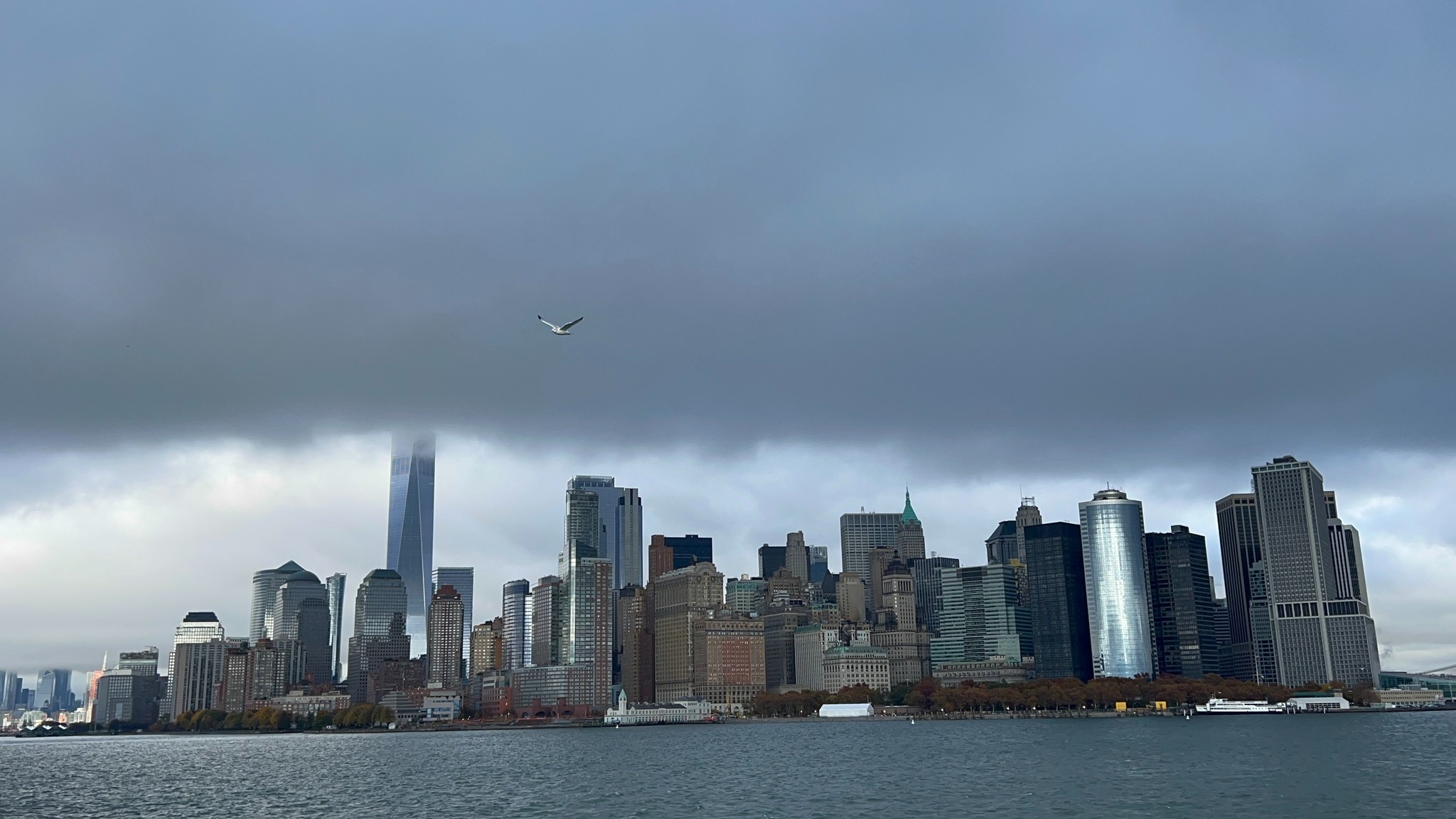 Die Skyline von Manhattan im Nebel, von der Fähre nach Ellis Island aus
