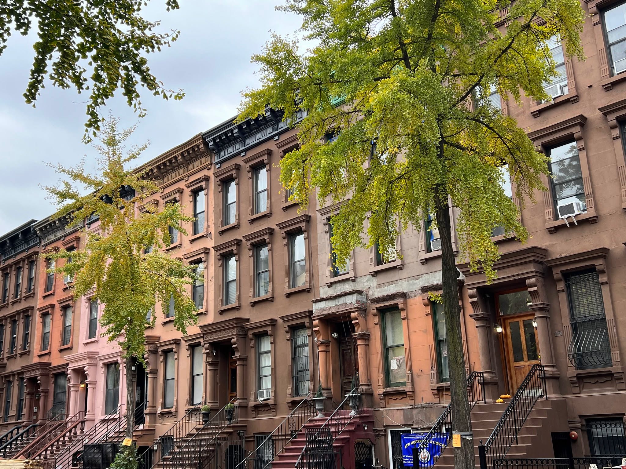 Brownstone-Häuser aus rotem Backstein in Harlem, New York