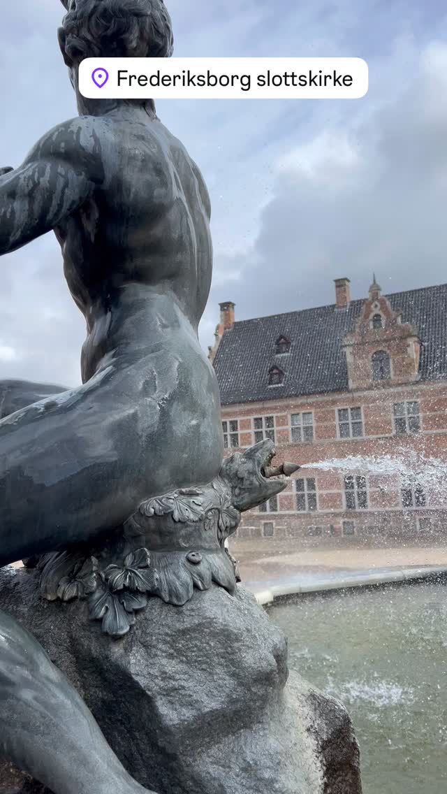 Schloss Frederiksborg mit seinen Brunnen in Dänemark