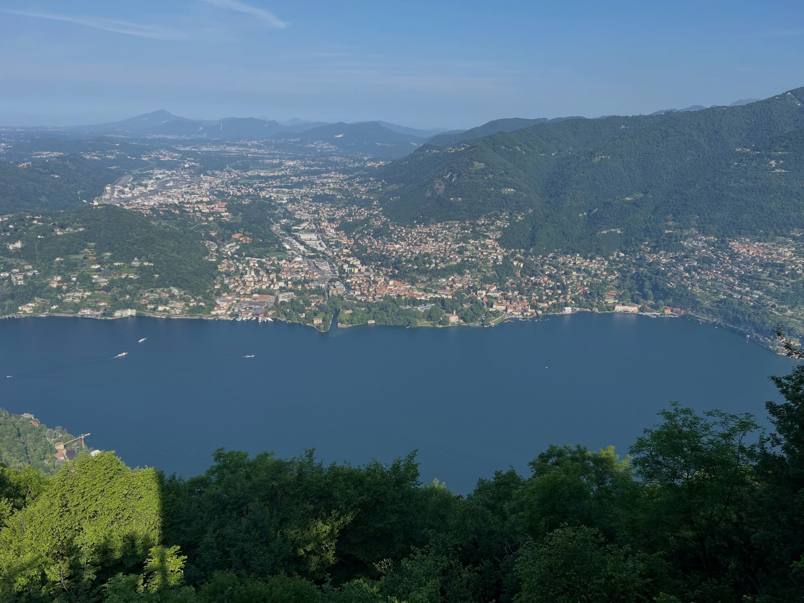 Blick auf den Comer See vom Leuchtturm Voltiano in Brunate