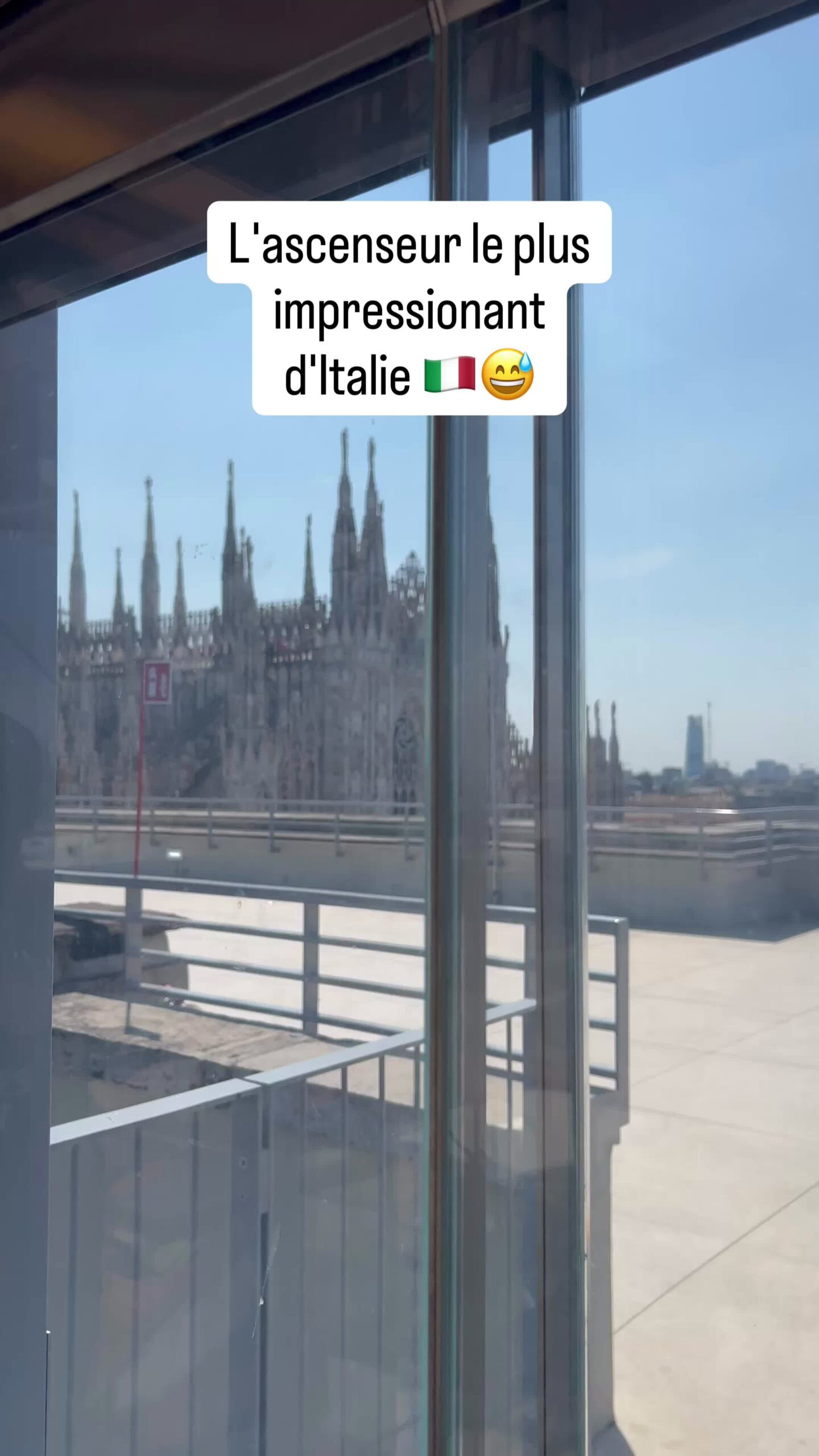Blick auf den Mailänder Dom aus einem Panoramaaufzug