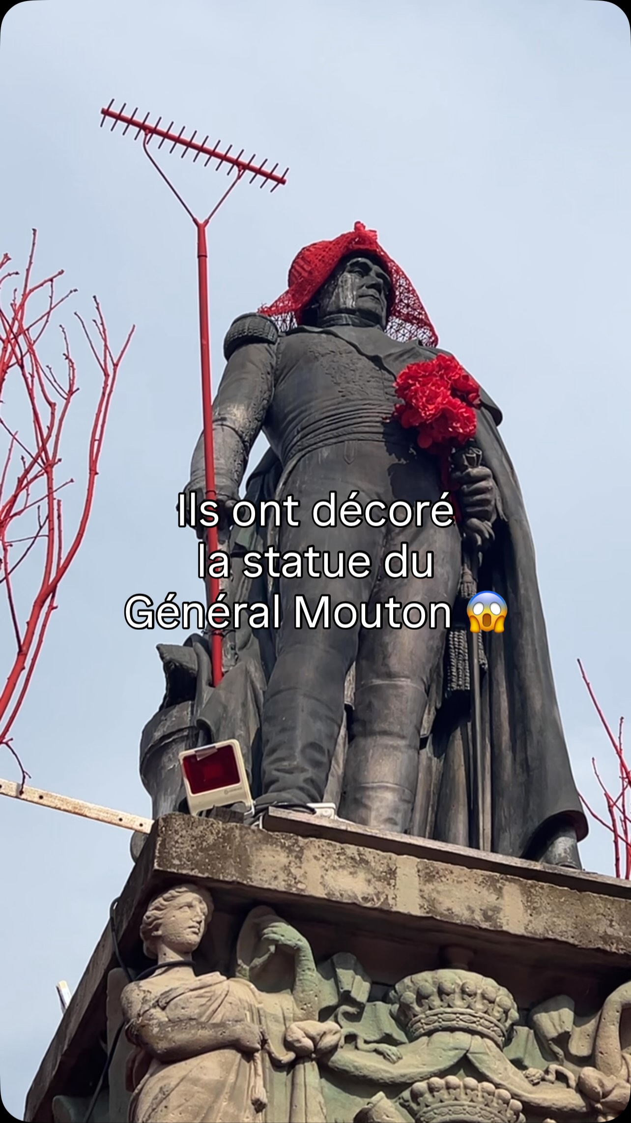 Phalsbourg - Die geschmückte Statue von General Mouton und italienische Pizza