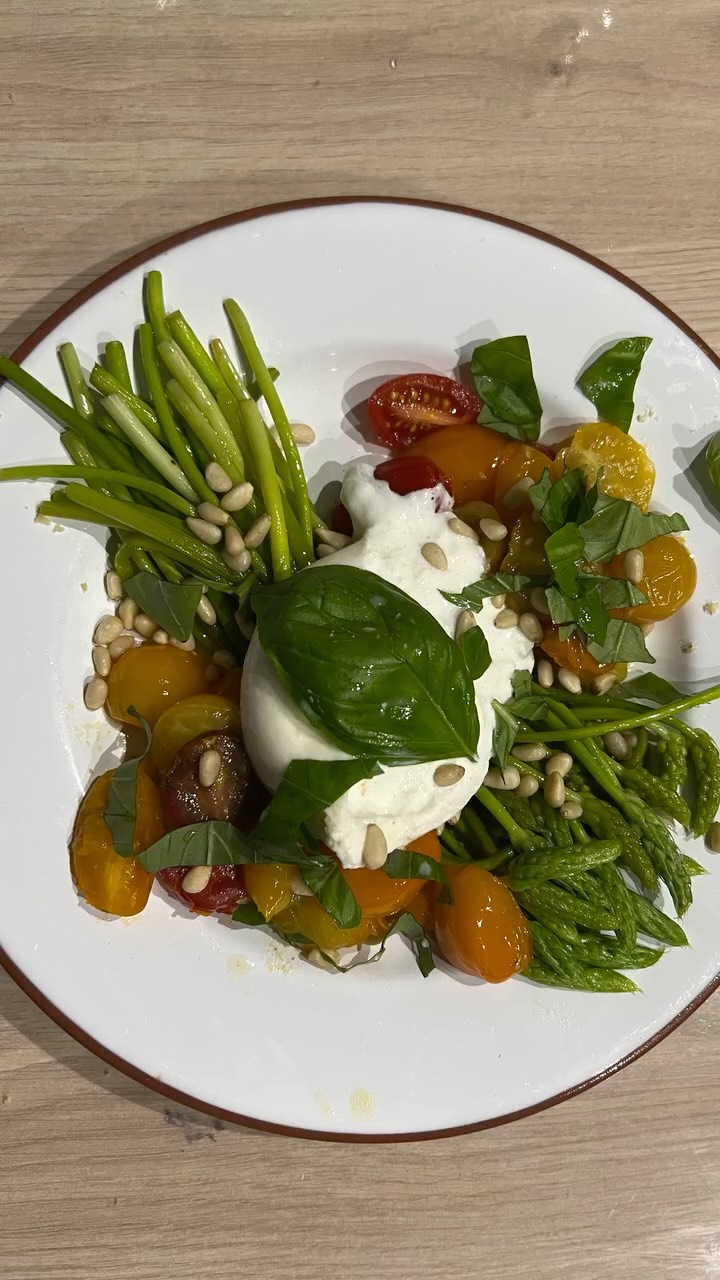 🇮🇹 Italian Asparagus with Burrata, Pine Nuts and Cherry Tomatoes