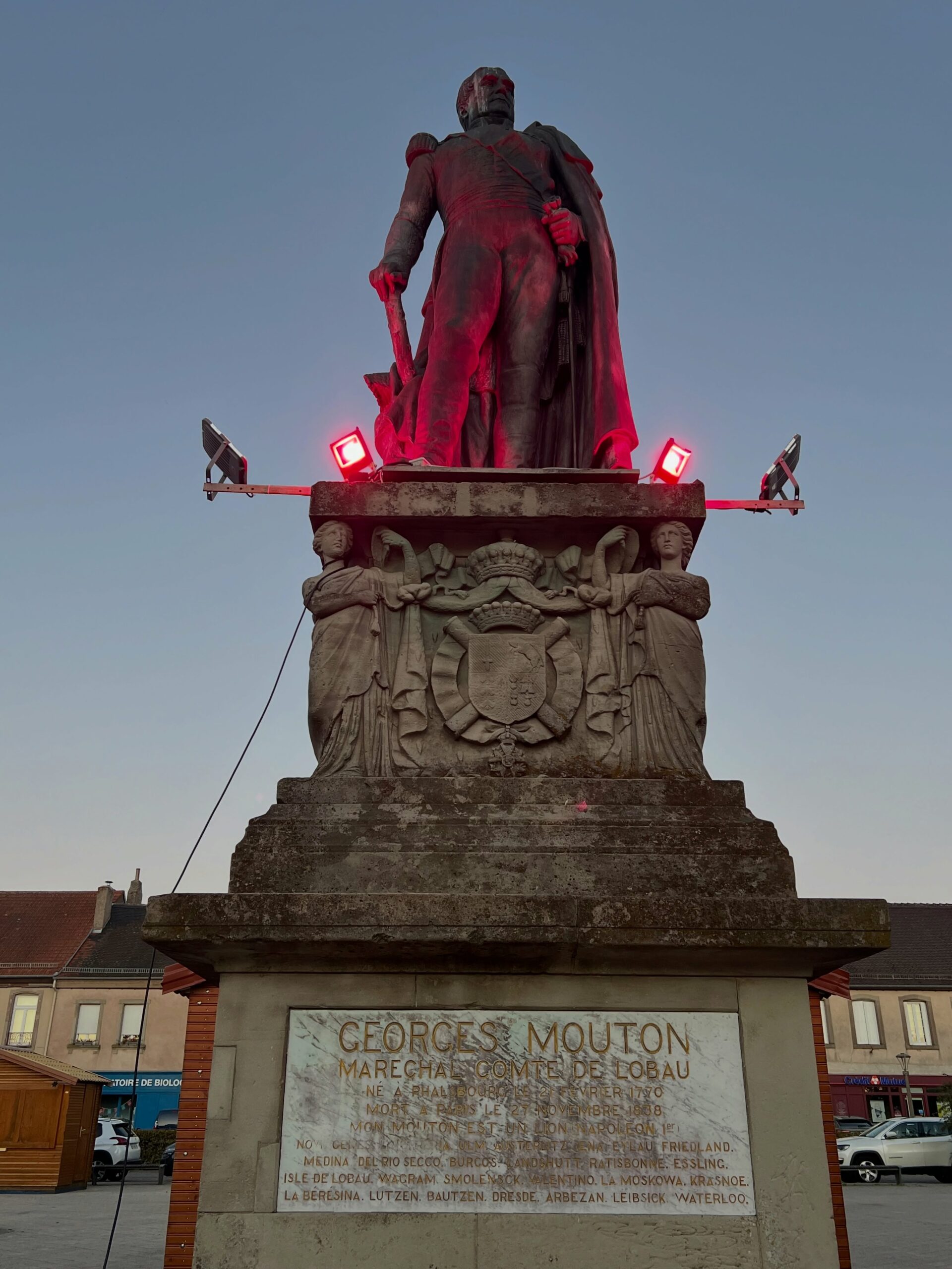 Phalsbourg - Pinktober, die Statue von General Mouton in Rosa