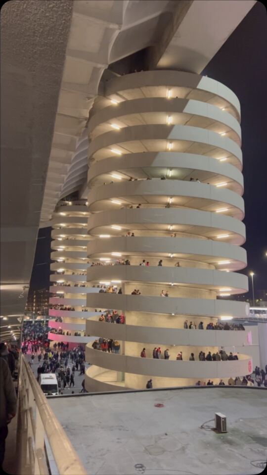 Le Stade San Siro de nuit et les fameuses Tours construites pour la Coupe du Monde de Football 1990.