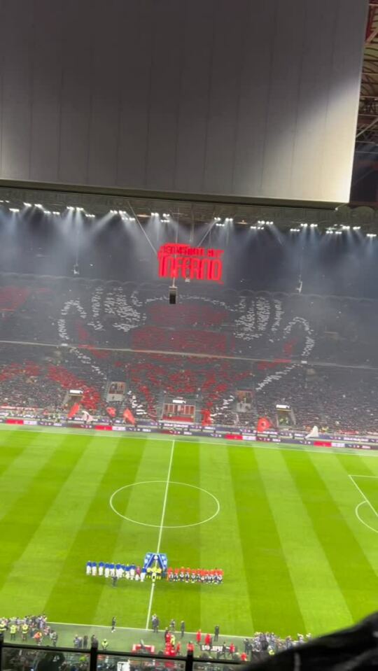 Enorme Tifo lors du Derby ⚽️ AC Milan contre l'Inter !