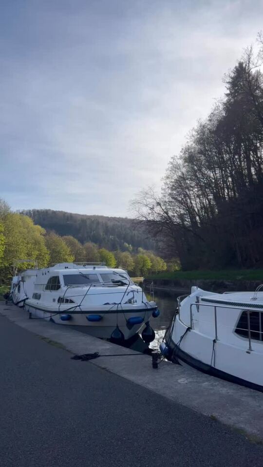 Un canal, des bateaux, et un magnifique château.
