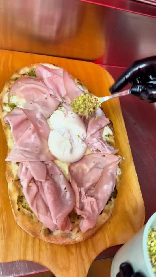 J'ai testé la Pinsa Romana "Stromboli" (base pesto vert) avec fromage Burrata, Mortadelle et pistaches concassées (il y'a…