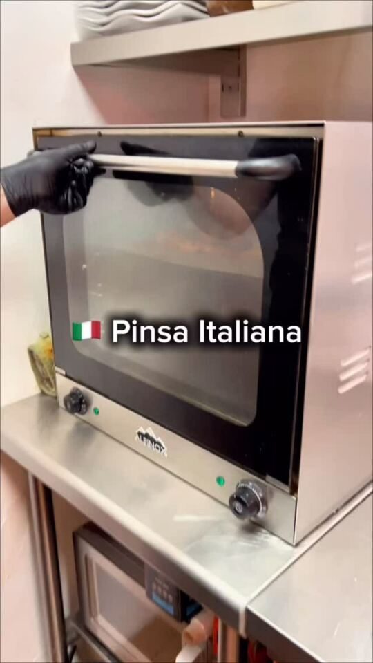 J'ai testé la Pinsa Italiana (Base pesto vert, tomates, stracciatella, basilic et origan), chez @restaurantlepinocchio