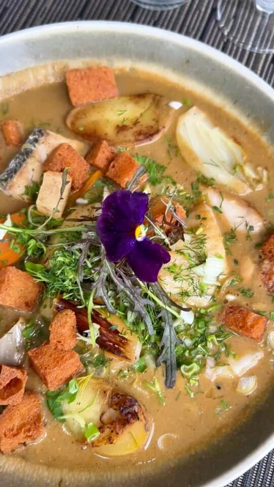 La Bouillabaisse Corse (revisitée) avec poisson issu de la pêche du jour dans un cadre magnifique (Restaurant flottant sur…