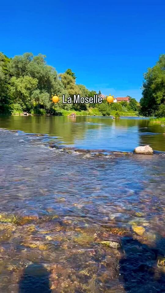 La rivière de la Moselle, dans les Vosges, village de Charmes.