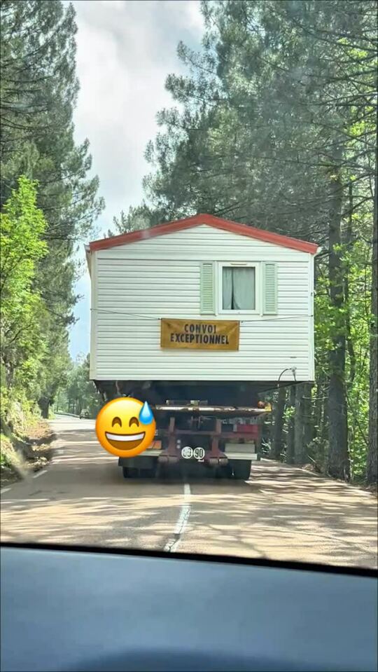 POV : Encore une heure de route dans les Montagnes de Bavella en Corse et j'ai cette maison qui roule devant moi.