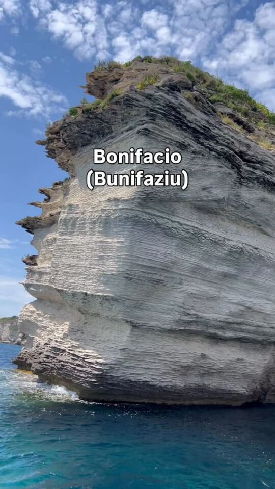 Balade en Mer à Bonifacio (Bunifaziu) en Corse pour voir les magnifiques rochers, grottes et l'eau limpide.