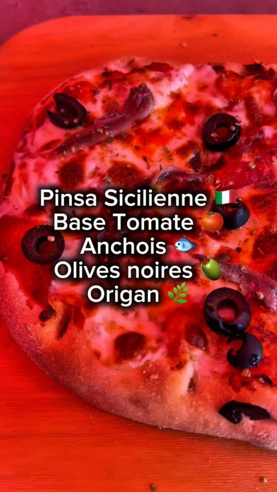 Pinsa (et non pas pizza) Sicilienne avec base sauce tomate, anchois, olives noires et origan !