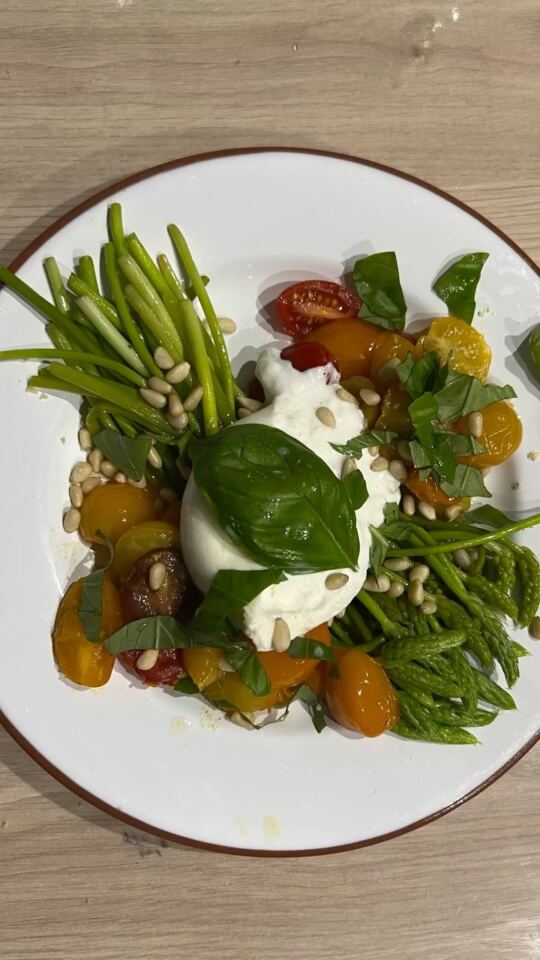 Recette Healthy, Asperges italiennes avec Burrata, pignons de pin et tomates cerises.