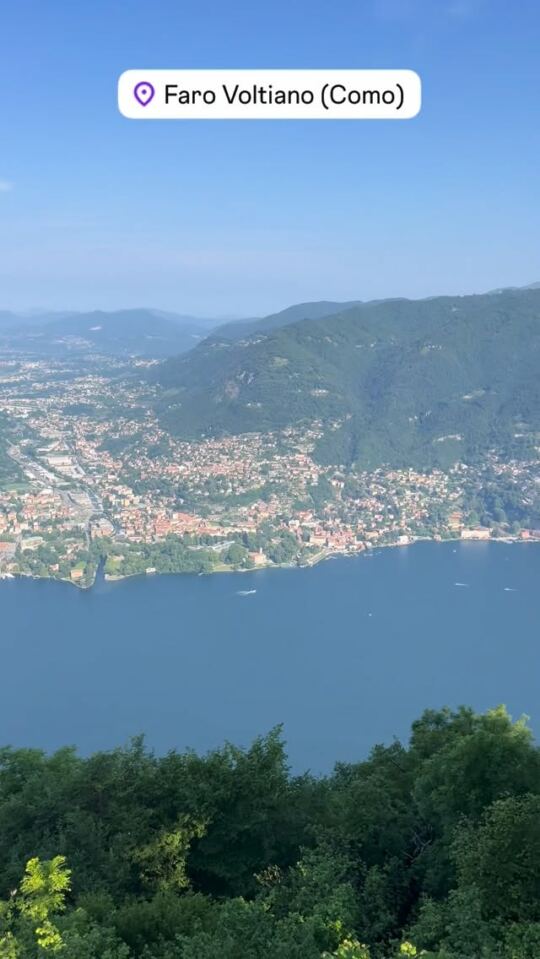 La vue sur le Lac de Come depuis le Phare Faro Voltiano à Brunate.