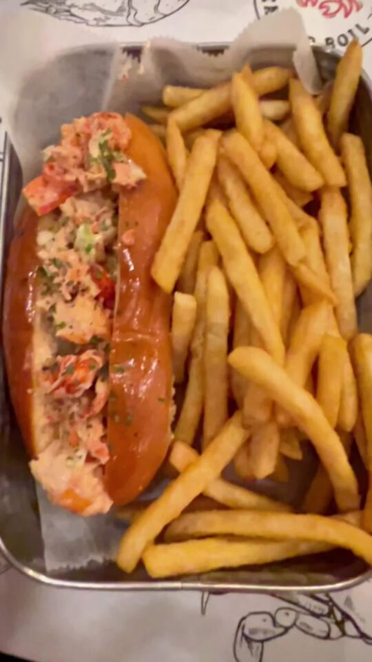 Lobster Roll (pain brioché, homard et mayonnaise) à Koreatown (New York) chez chez Cap't Loui Seafood Boil à New York, vou…