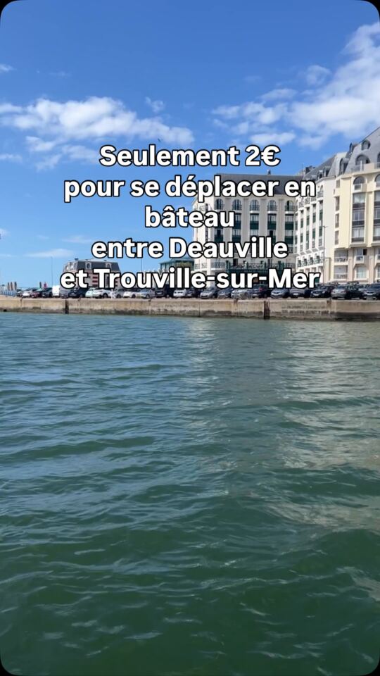 Seulement 2€ pour se déplacer en  bâteau entre Deauville et Trouville-sur-Mer.
