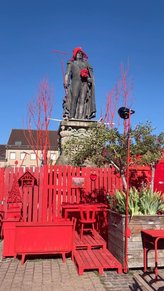 Le Festival de Théâtre de Phalsbourg en Moselle, tous en rouge, de nombreux concerts gratuits et spectacles !