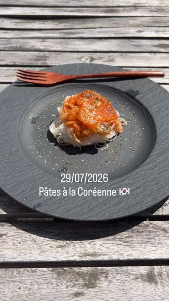Les Pasta à la Coréenne 🇰🇷 avec Vermicelles de riz, du Kimchi (acheté sur Amazon 😅), et du Basilic Italien 🇮🇹