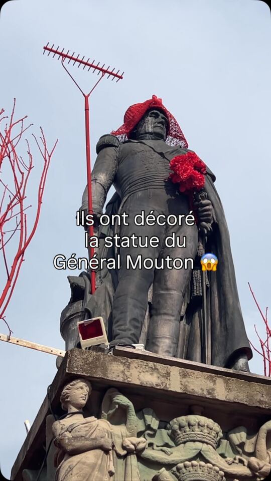 30 Juillet 2026 : Ils ont décoré la statue du Général Mouton 😱 Dans le cadre du Festival du Théâtre de Phalsbourg, sur la…