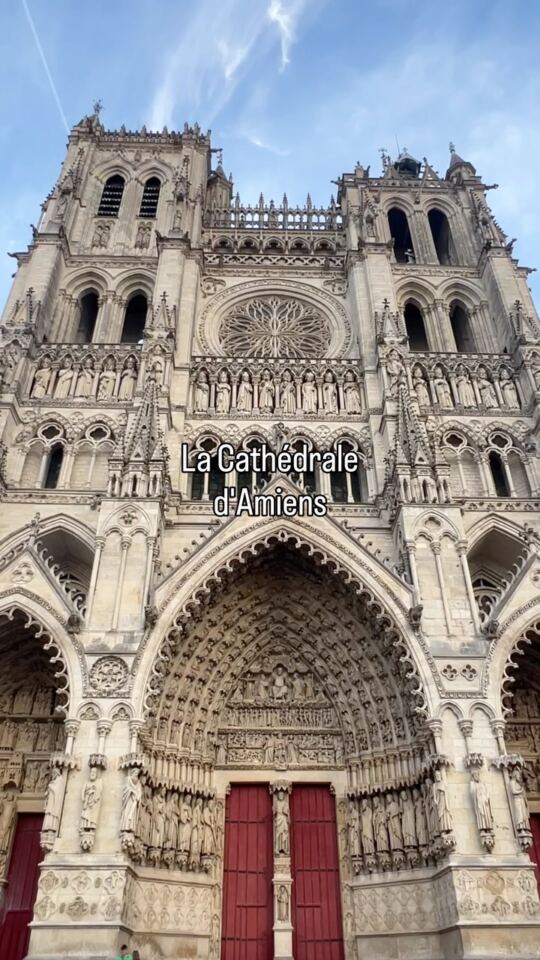 La plus vaste cathédrale de France (200 000 m³), à Amiens, le double que Notre-Dame de Paris !