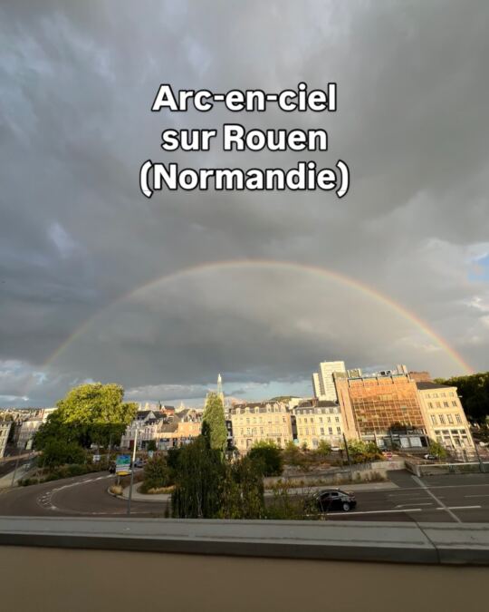 Arc-en-ciel sur Rouen (Normandie).