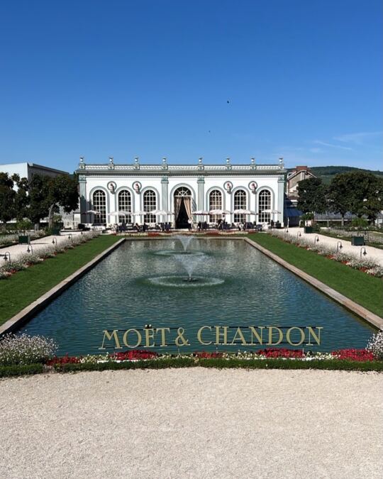 Eperney : Moet & Chandon.
