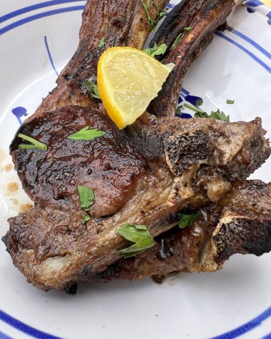 Côtelettes d'agneau + Salade Mechouia avec thon + Sauce huile d'olive Harissa chez Royal Djerba 🇹🇳 à Phalsbourg.