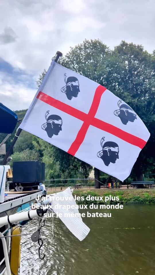 POV : J'ai trouvé les deux plus beauc drapeaux du monde sur le même bateau, la Sardaigne et l'Italie, à Lutzelbourg en Mos…