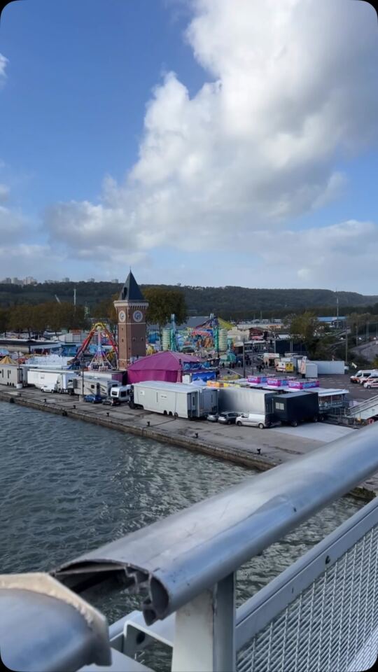 Le Pont Gustave Flaubert avec vue sur la Foire St Romain à Rouen.