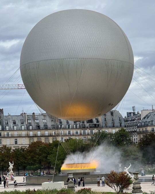 La montgolfière des JO Paris 2024 dans le Jardin des Tuileries à Paris